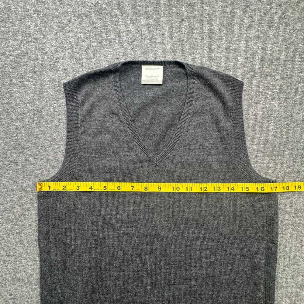 Nike Golf Vneck Sweater Vest Pullover Mens Medium Gray Merino Wool Acrylic Blend